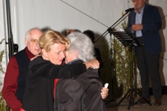 Pamelòa Villoresi abbraccia Adele Pardini. Dietro, Enio Mancini